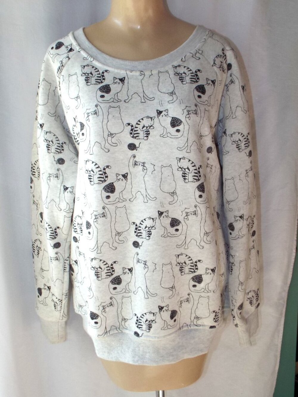 Dancing Cat Print Sweatshirt: Soft Fleece Pullover LA Soul Size XL